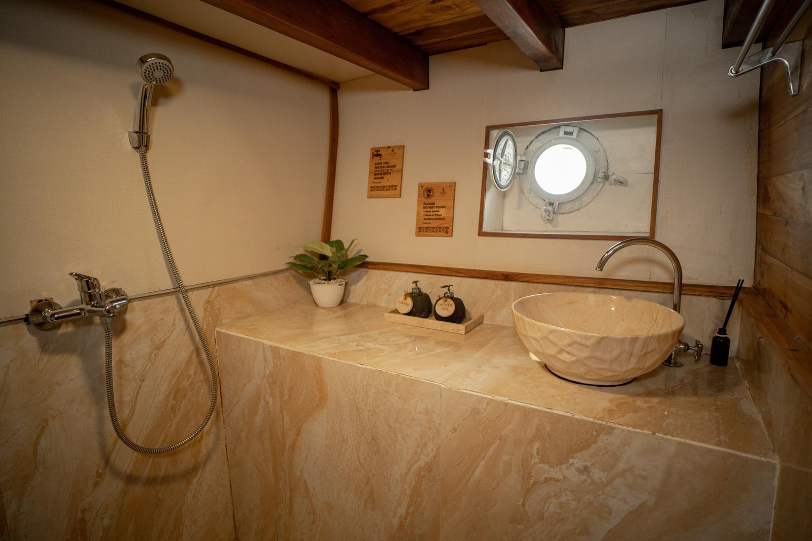 Balinese Room – Vinca Deluxe Phinisi