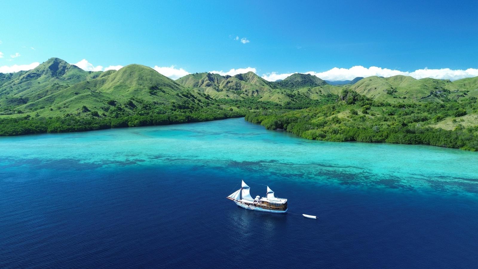 Vinca Deluxe Phinisi – Komodo 2 days 1 night on Vinca: bats at dusk, Padar at dawn