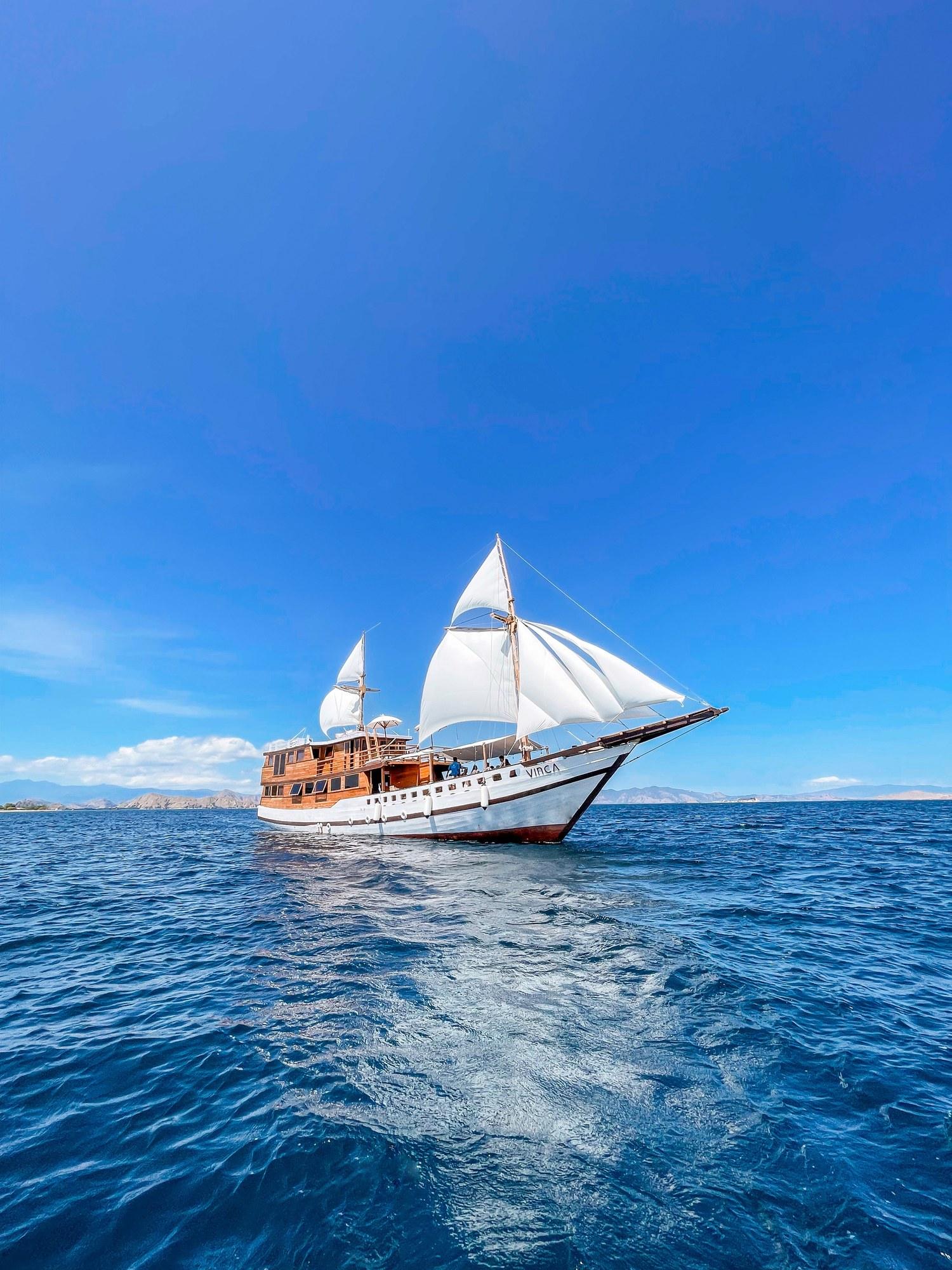 Vinca Deluxe Phinisi – Kapal phinisi Labuan Bajo 31 m, dirinci dari tempat tidur sampai mesinnya