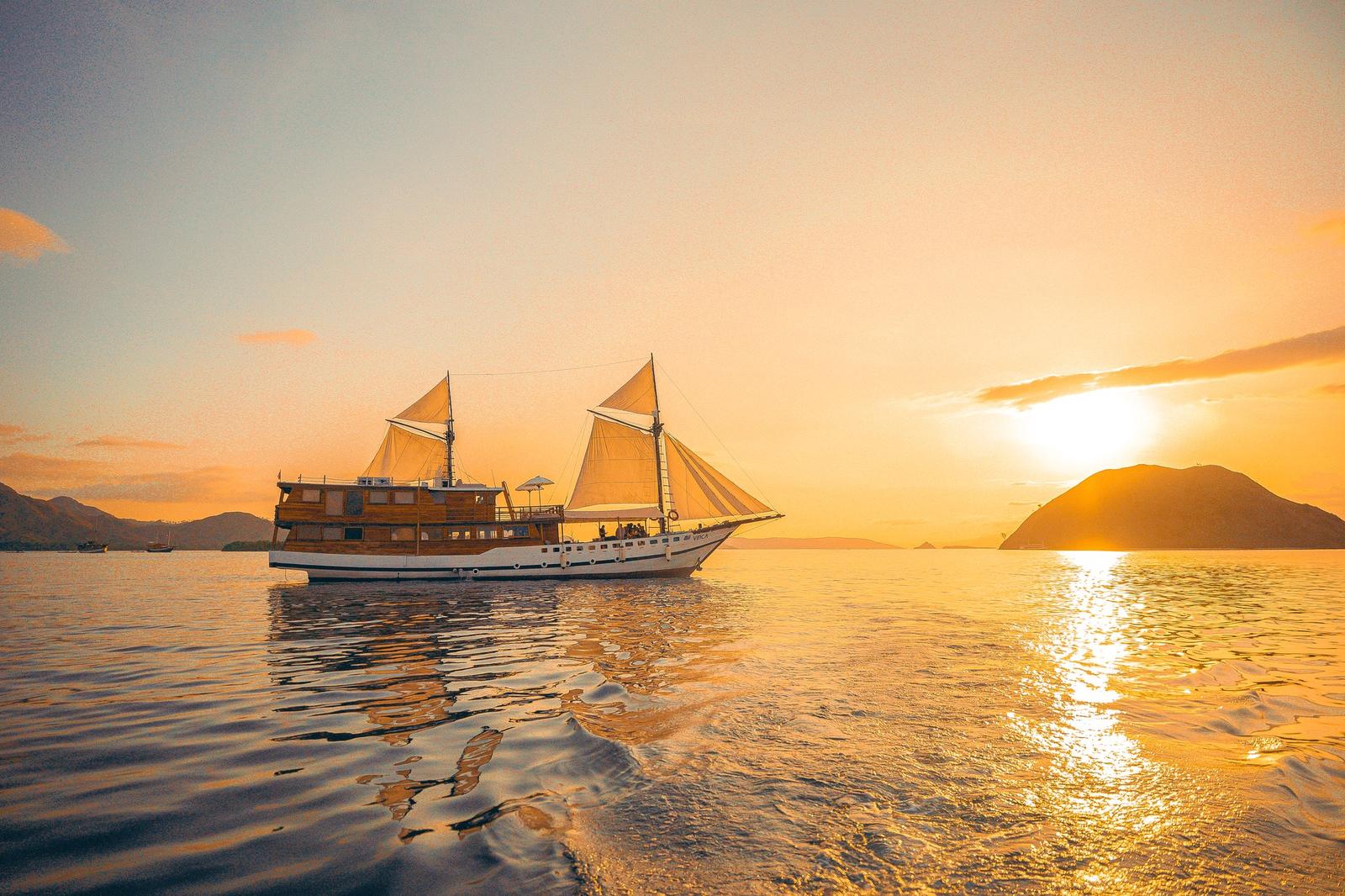 Vinca Deluxe Phinisi – Komodo private charter on Vinca Deluxe Phinisi: the whole boat, or one cabin on a fixed date