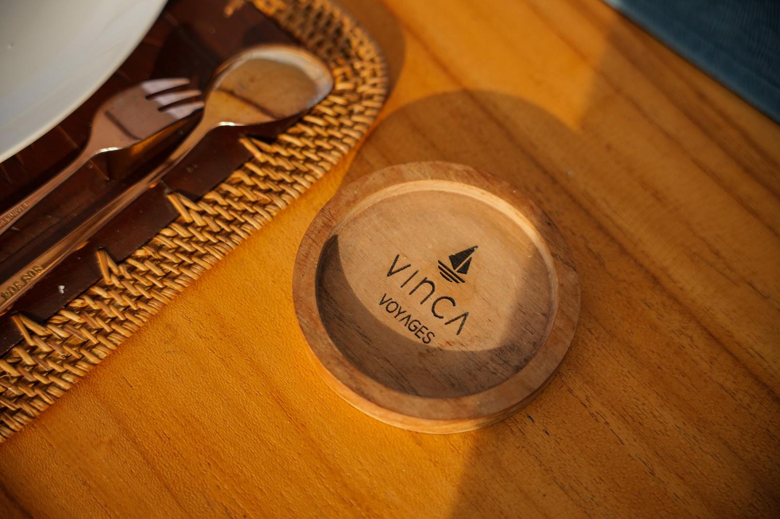 Indoor lounge & bar – Vinca Deluxe Phinisi