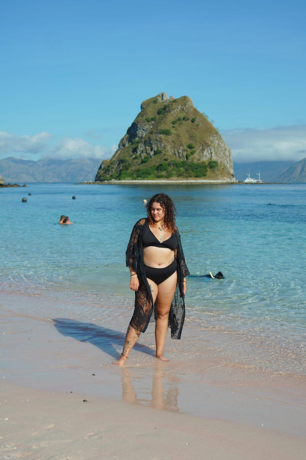 凯洛尔岛 – woman in black cover-up on sand, islet (KEXI 行程实拍)
