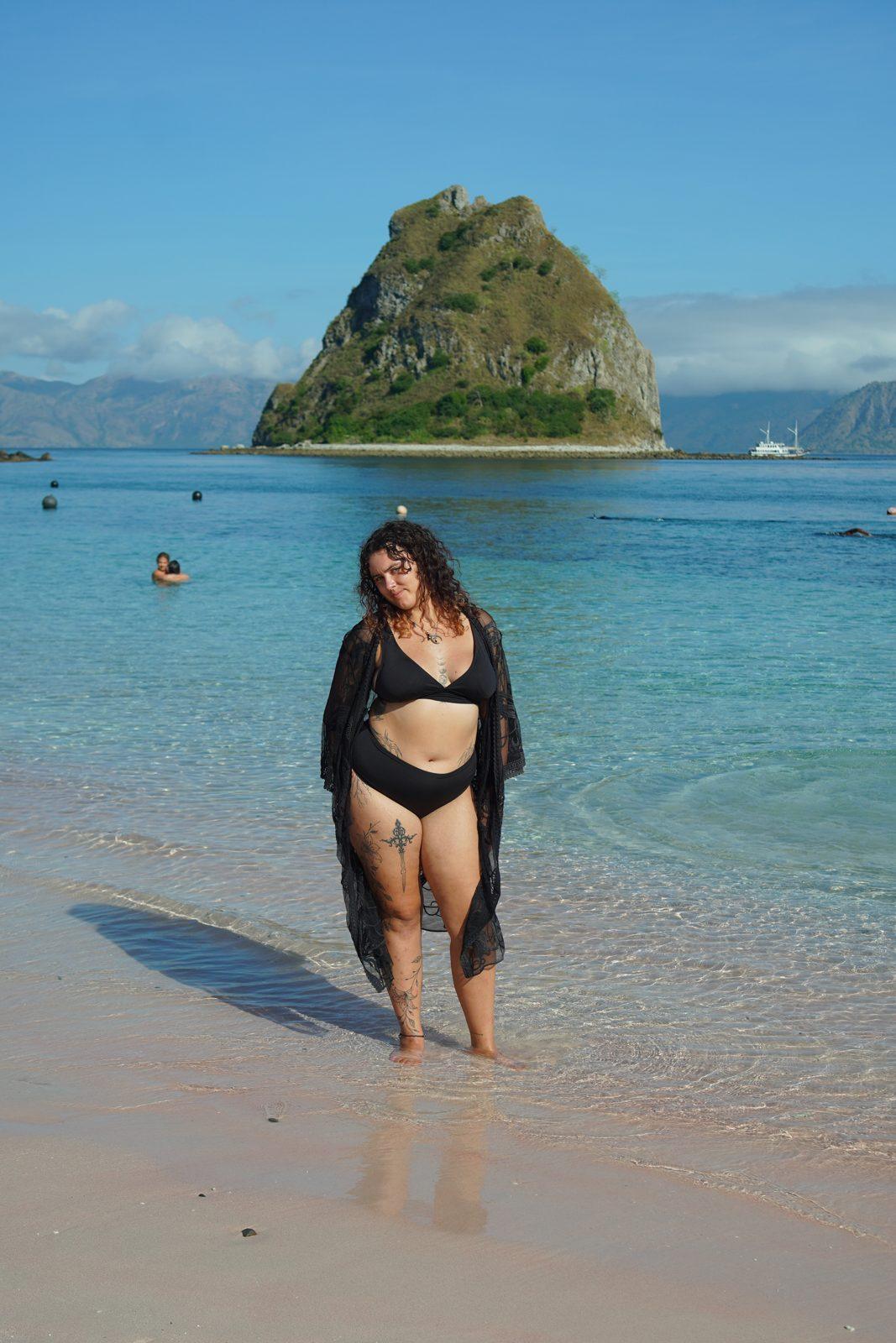 凯洛尔岛 – woman walking in shallows, islet behind (KEXI 行程实拍)