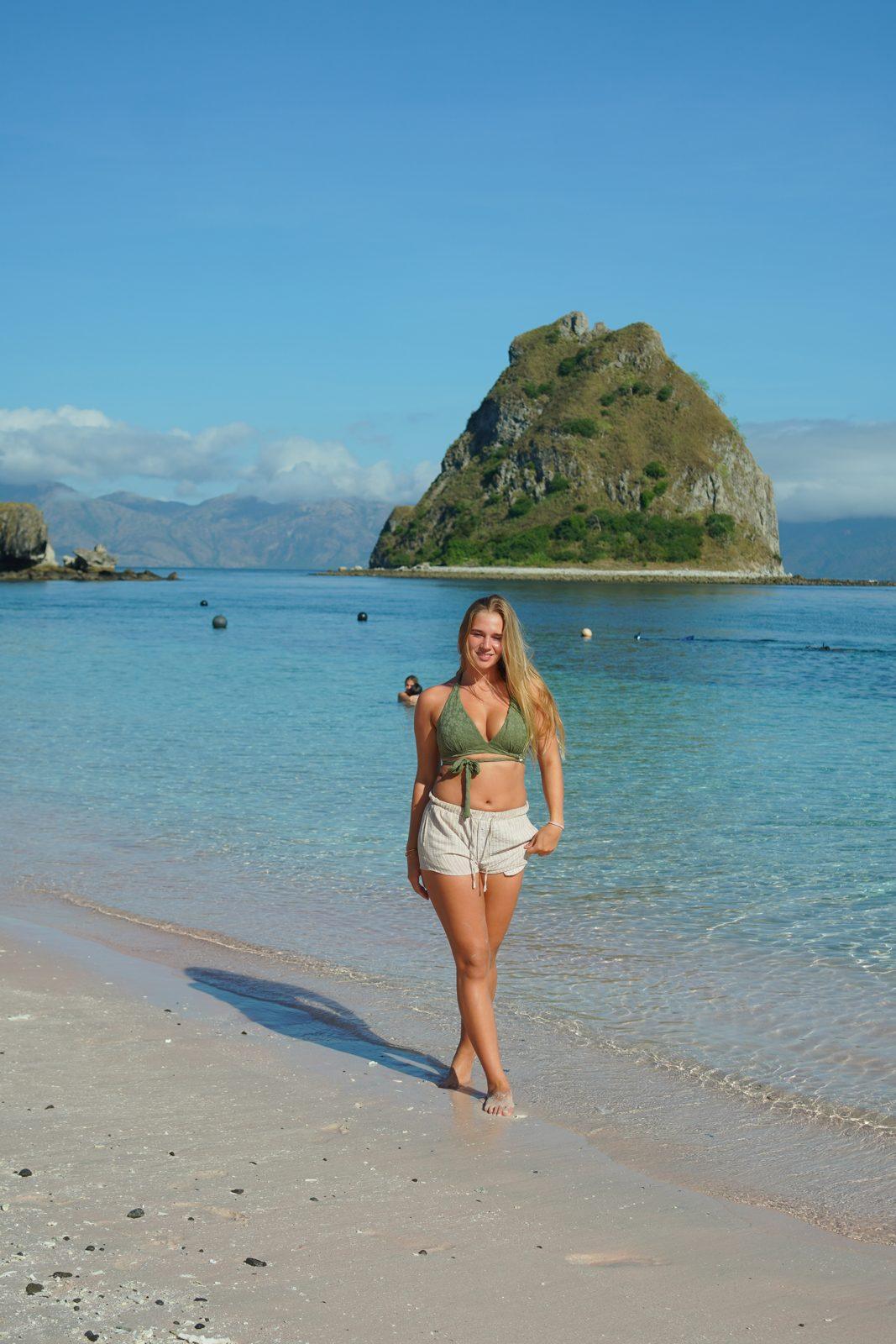 凯洛尔岛 – woman standing on sand, islet behind (KEXI 行程实拍)