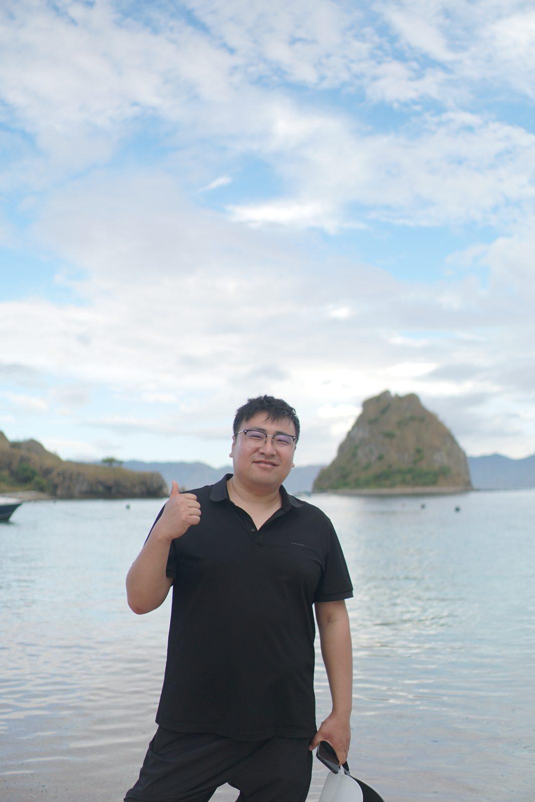 凯洛尔岛 – man on shore, islet behind (KEXI 行程实拍)