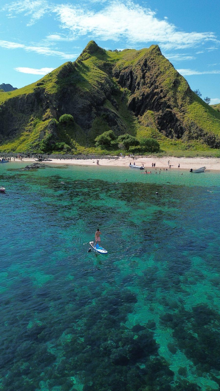 凯洛尔岛 – paddleboarder off steep green hill island (KEXI 行程实拍)