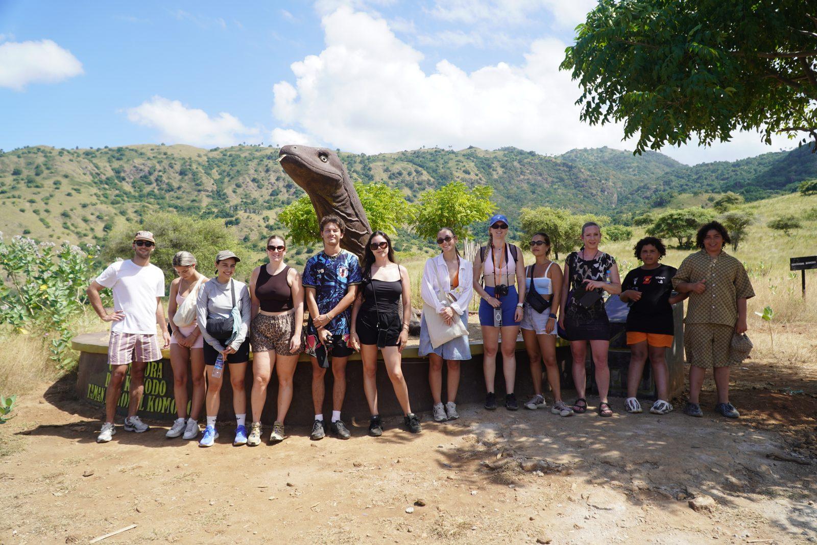 Komodo – group posing on savanna with dragon (Foto reale da un viaggio KEXI)