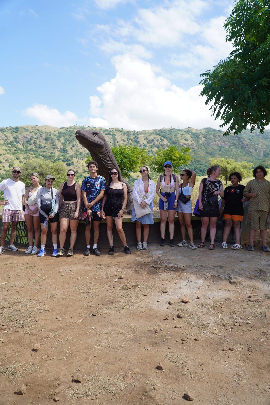 Komodo – group standing on savanna, dry hills (Foto reale da un viaggio KEXI)