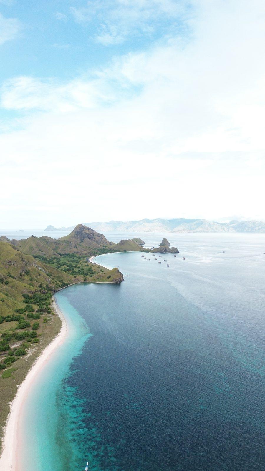 帕达尔岛 – Aerial coastline, green headland, white beach (KEXI 行程实拍)