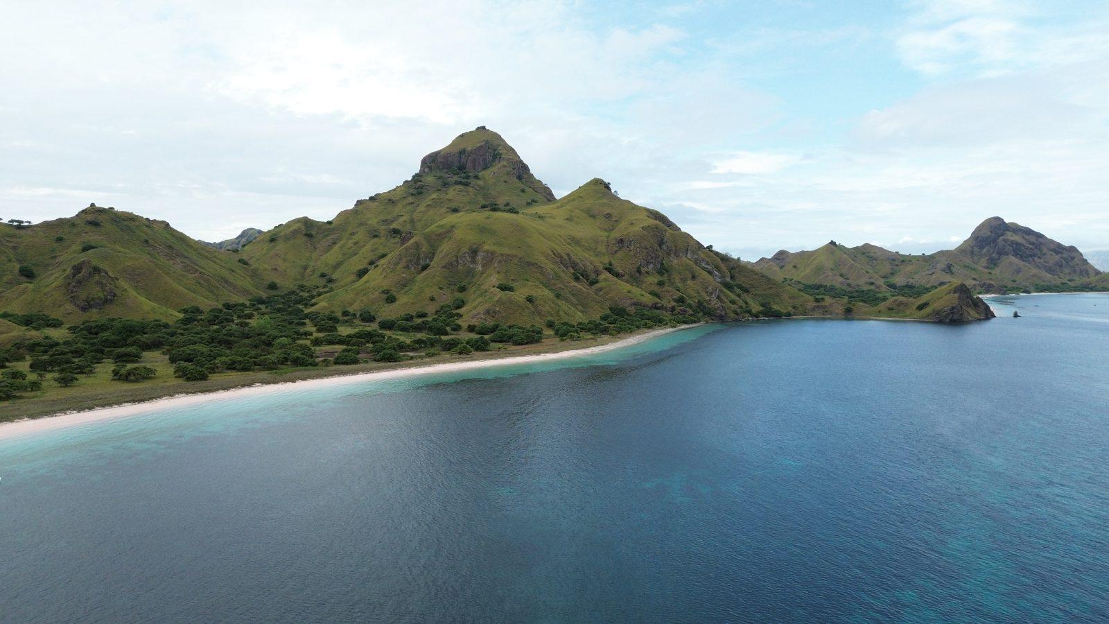 帕达尔岛 – Aerial jagged green ridge, curved white beach (KEXI 行程实拍)