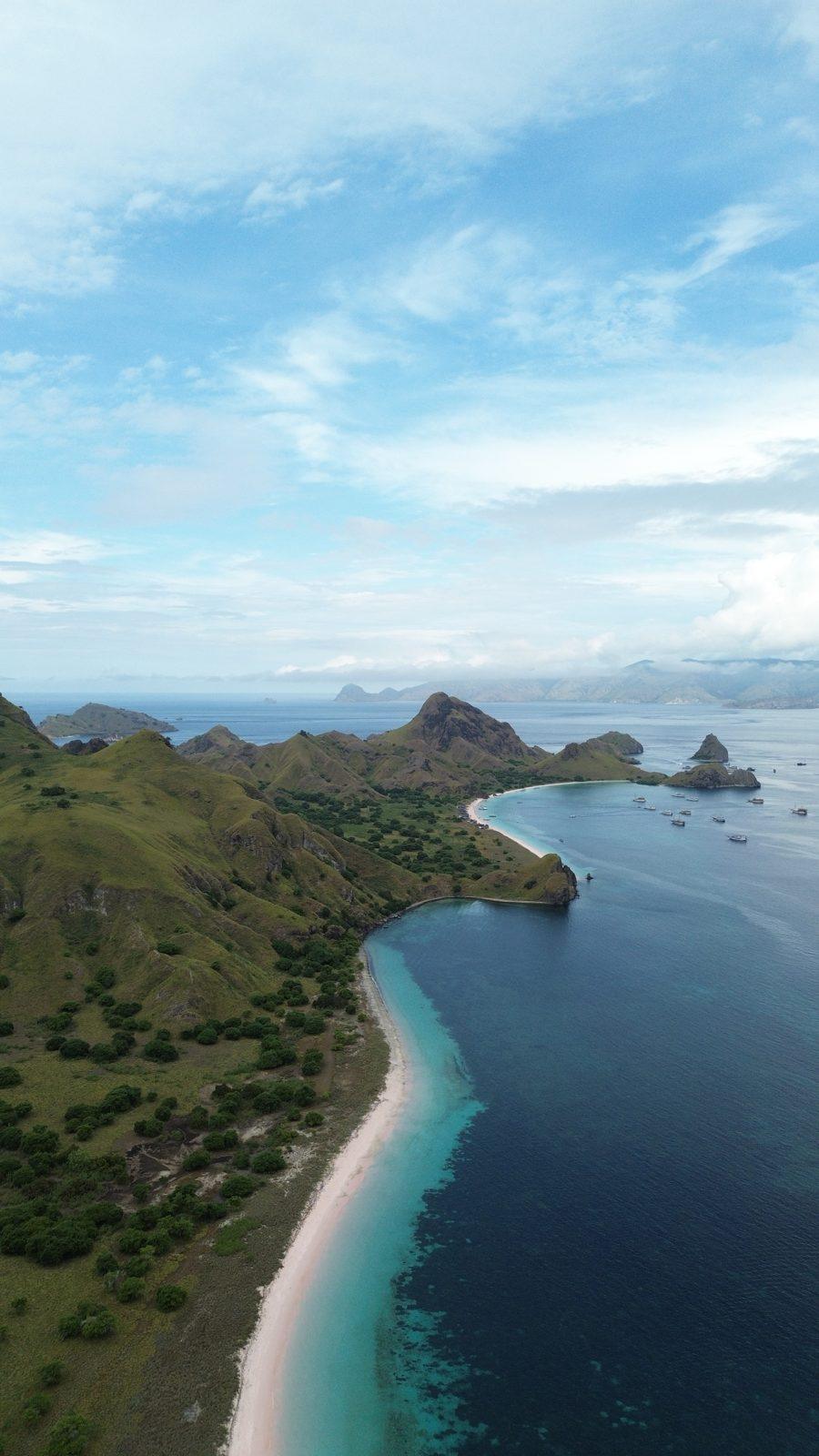 帕达尔岛 – Aerial green headland, curved white beach (KEXI 行程实拍)