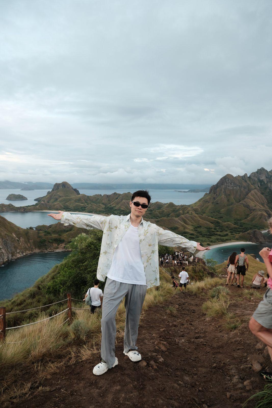 帕达尔岛 – Man arms outstretched on Padar ridge (KEXI 行程实拍)