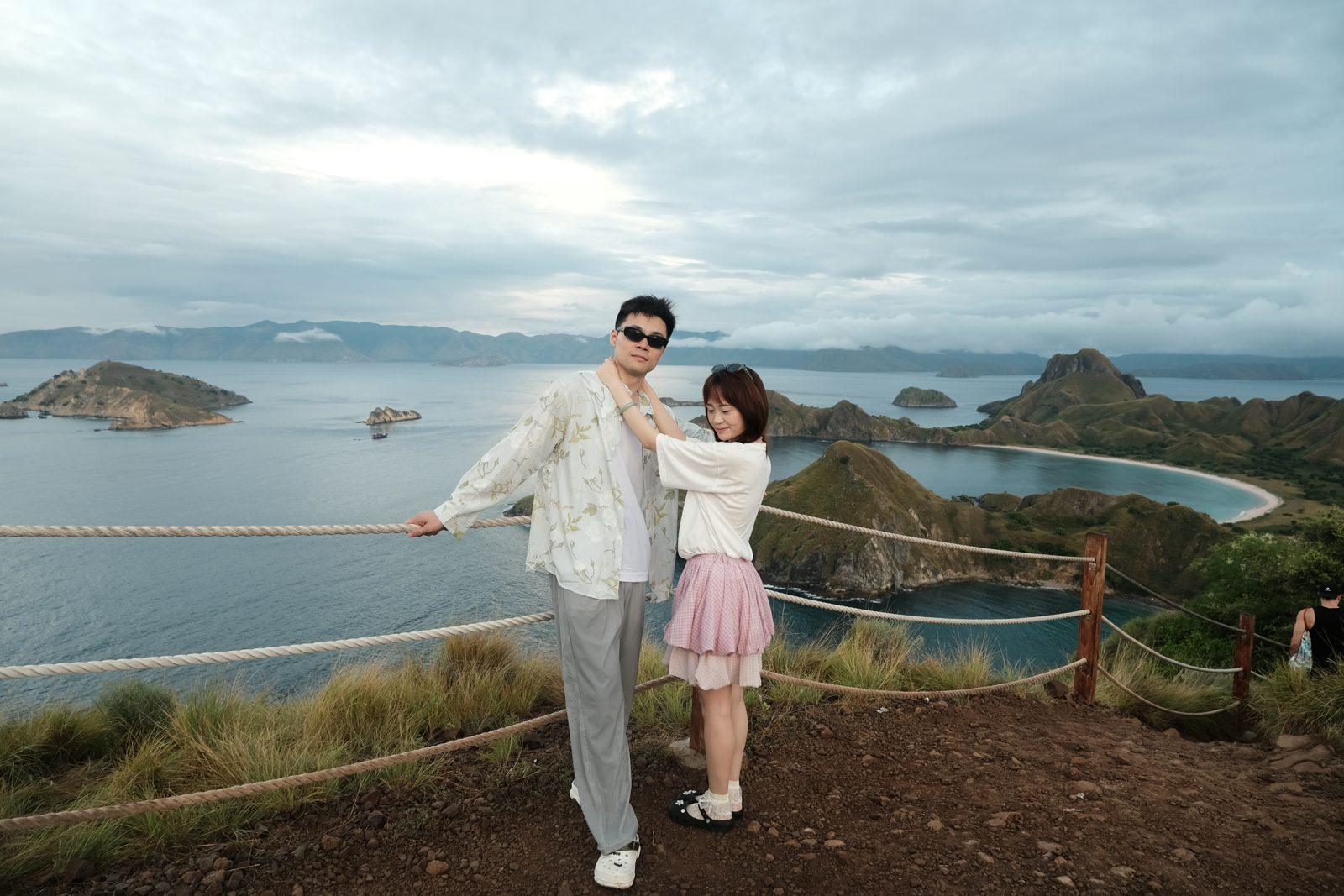 帕达尔岛 – Couple posing at rail, wide Padar bays (KEXI 行程实拍)