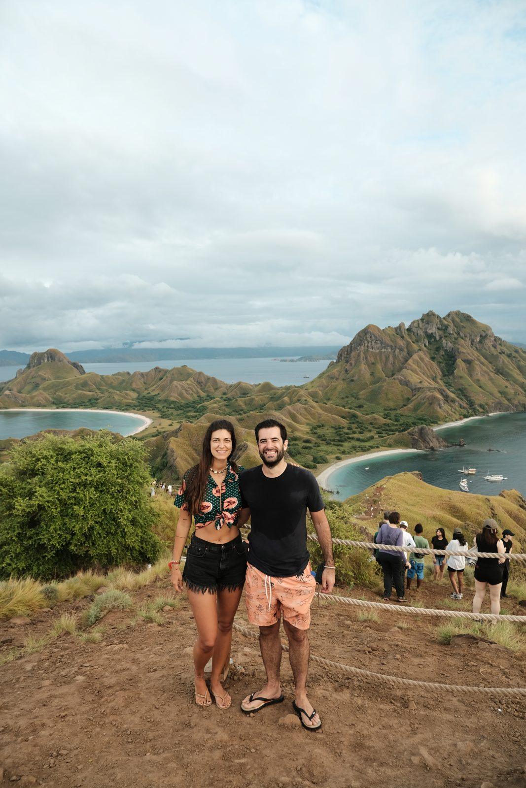 帕达尔岛 – Couple posing, Padar bays, crowd on ridge (KEXI 行程实拍)
