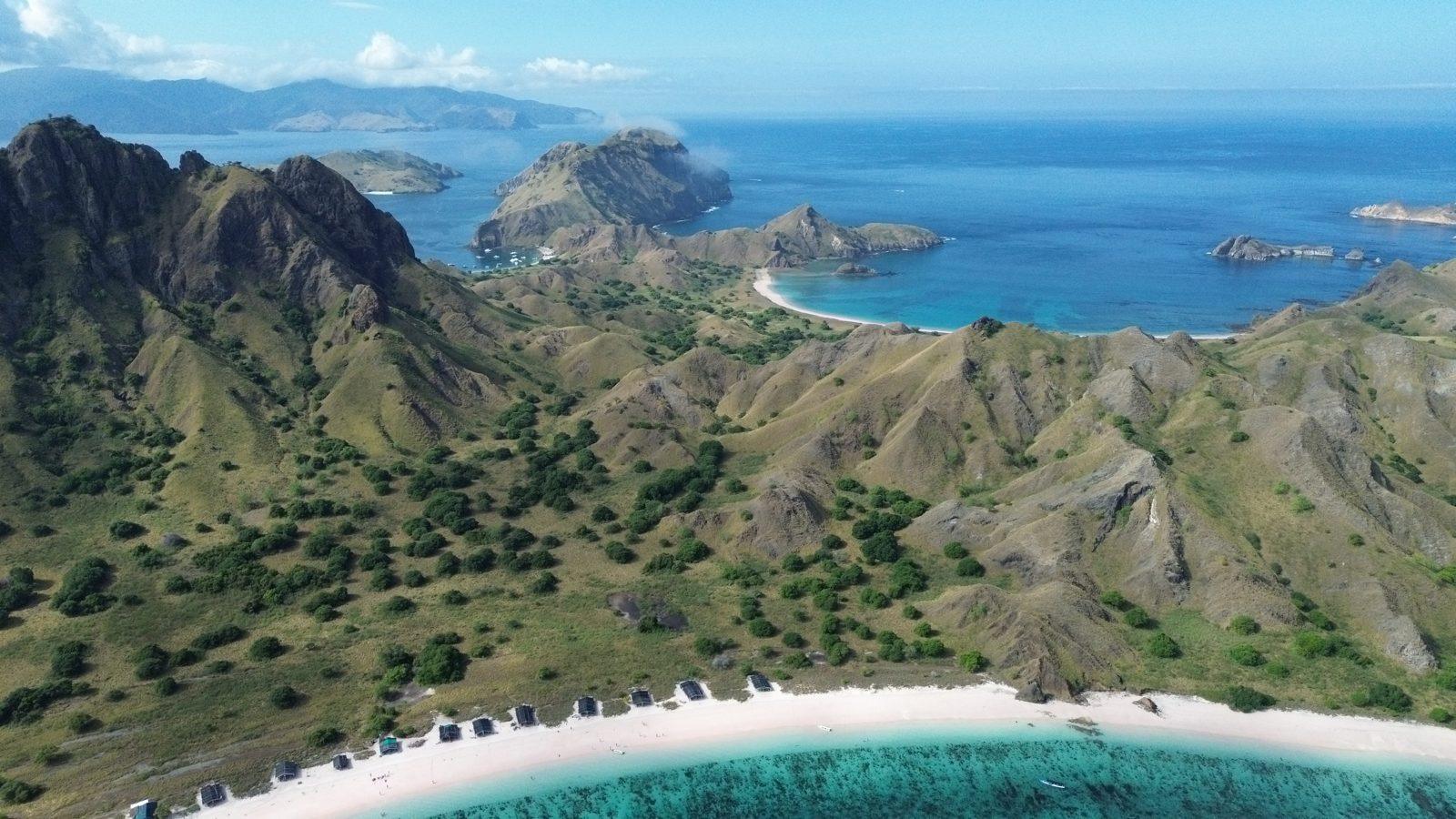 帕达尔岛 – Aerial ridge, three bays, curved white beaches (KEXI 行程实拍)