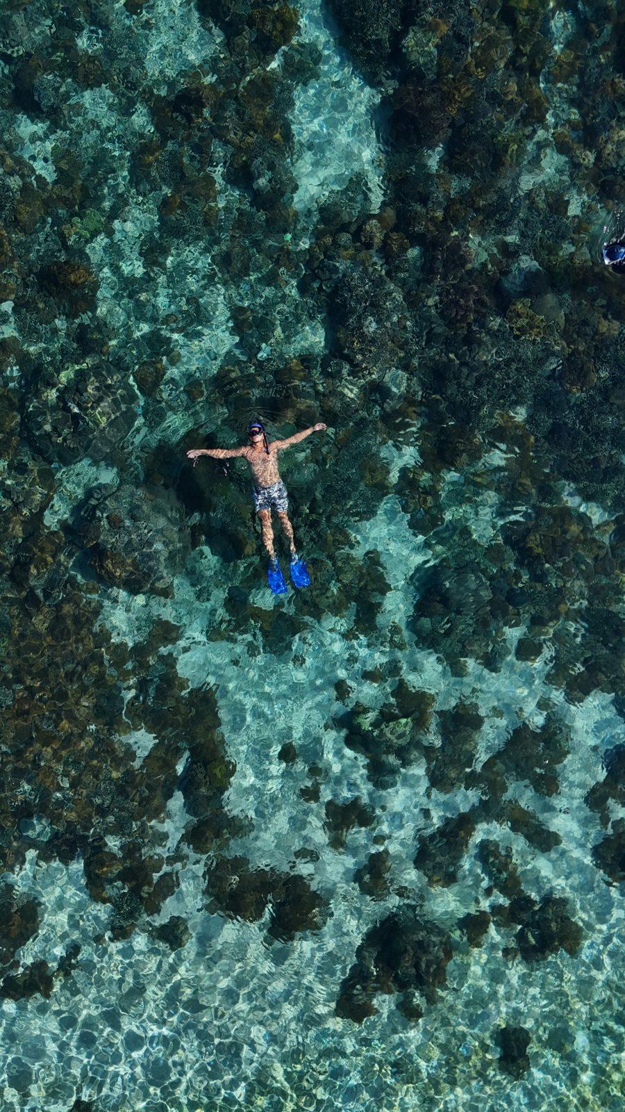 Swim Snorkel – snorkeller floating over coral, drone (KEXI 行程实拍)