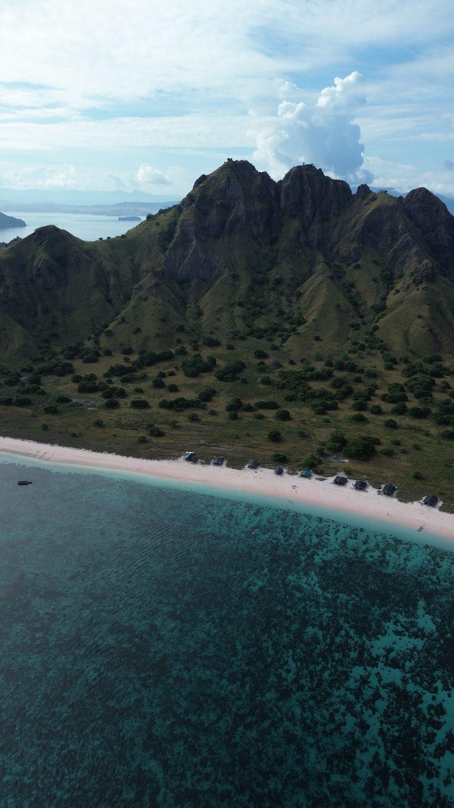 Vinca Deluxe Phinisi – Pink Beach, Komodo: the pale pink sand and the reef beside it