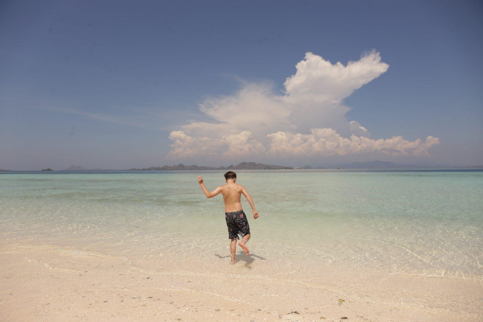 塔卡马卡萨沙洲 – man walking on sandbar, cloud behind (KEXI 行程实拍)