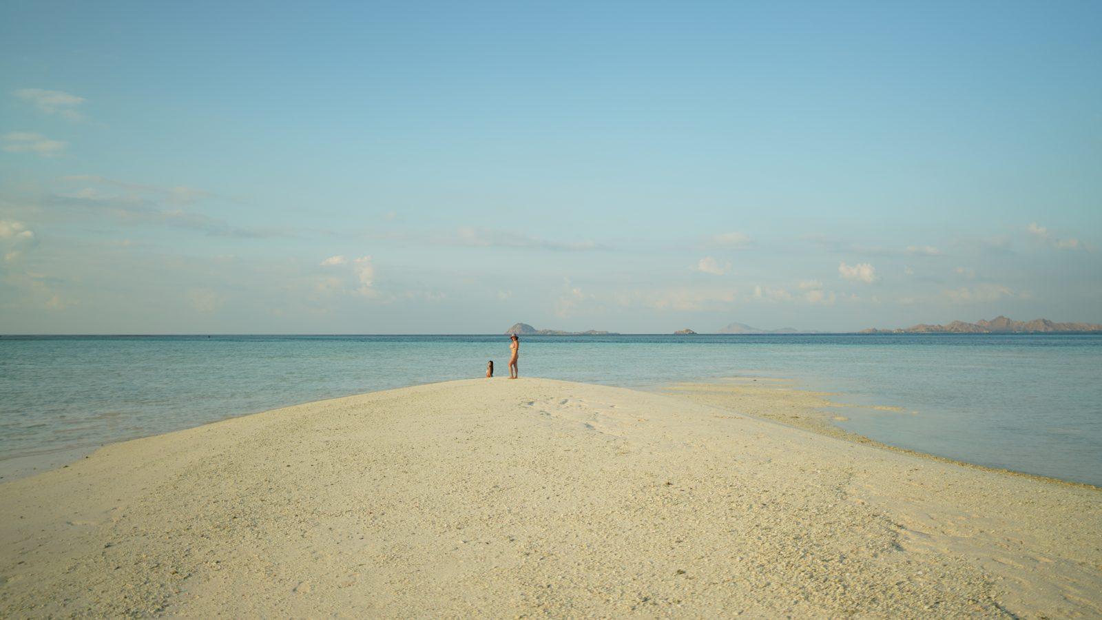塔卡马卡萨沙洲 – long white sandbar, sea, distant figure (KEXI 行程实拍)