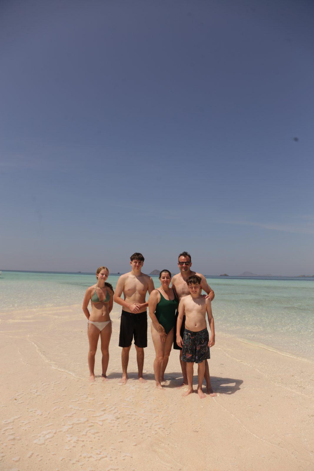 塔卡马卡萨沙洲 – group standing on sandbar, shallow water (KEXI 行程实拍)
