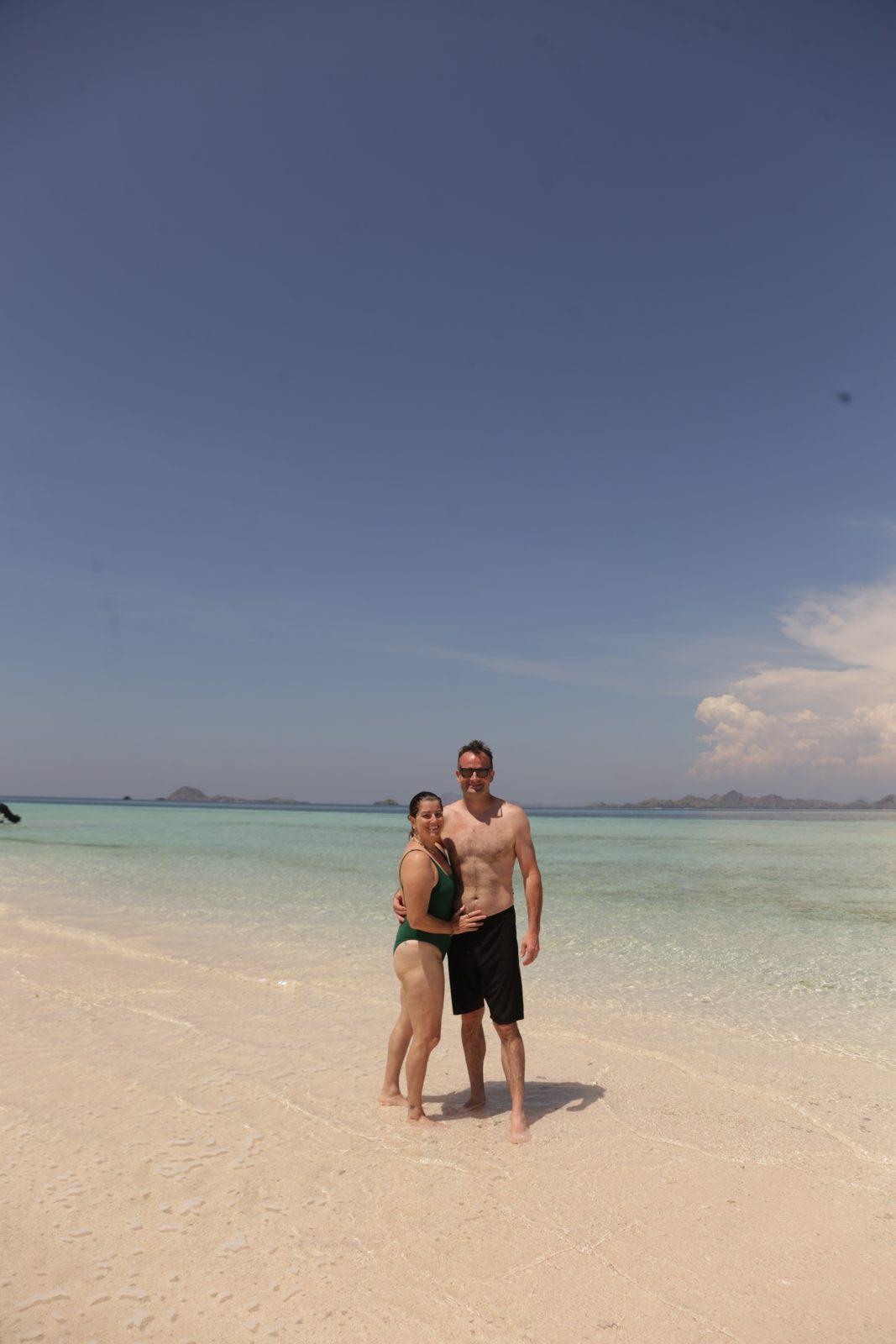 塔卡马卡萨沙洲 – couple on sandbar, clear shallows (KEXI 行程实拍)
