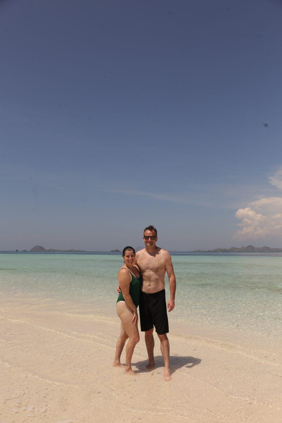 塔卡马卡萨沙洲 – group on sandbar, shirtless man (KEXI 行程实拍)