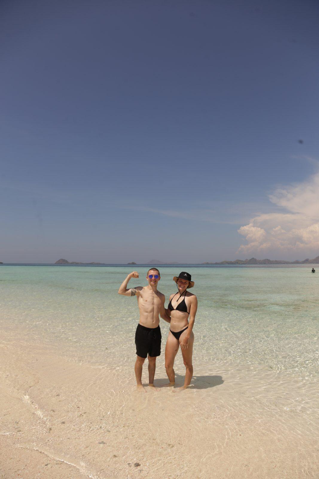 塔卡马卡萨沙洲 – couple on sandbar, shirtless man (KEXI 行程实拍)