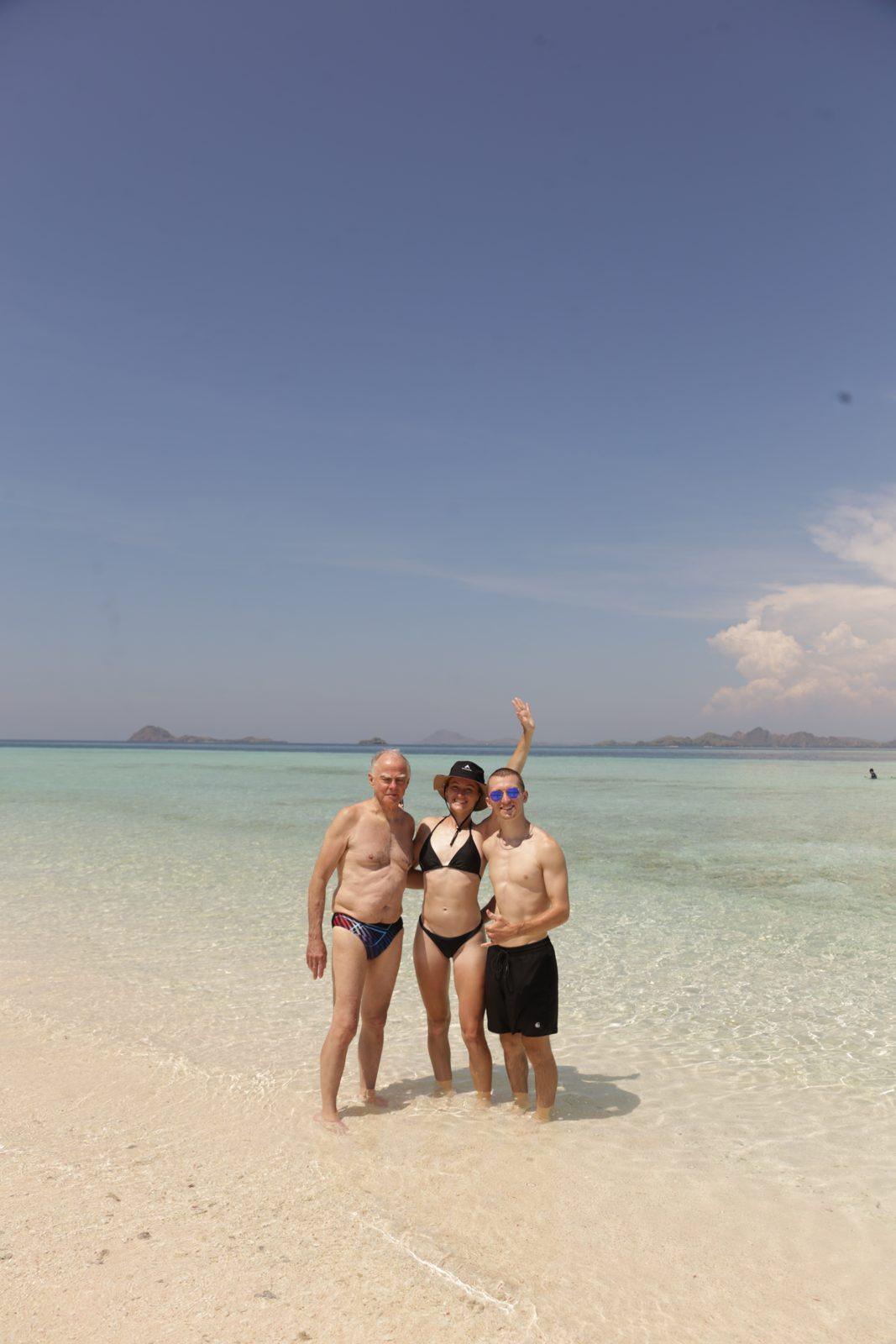 塔卡马卡萨沙洲 – group on sandbar, arms raised (KEXI 行程实拍)