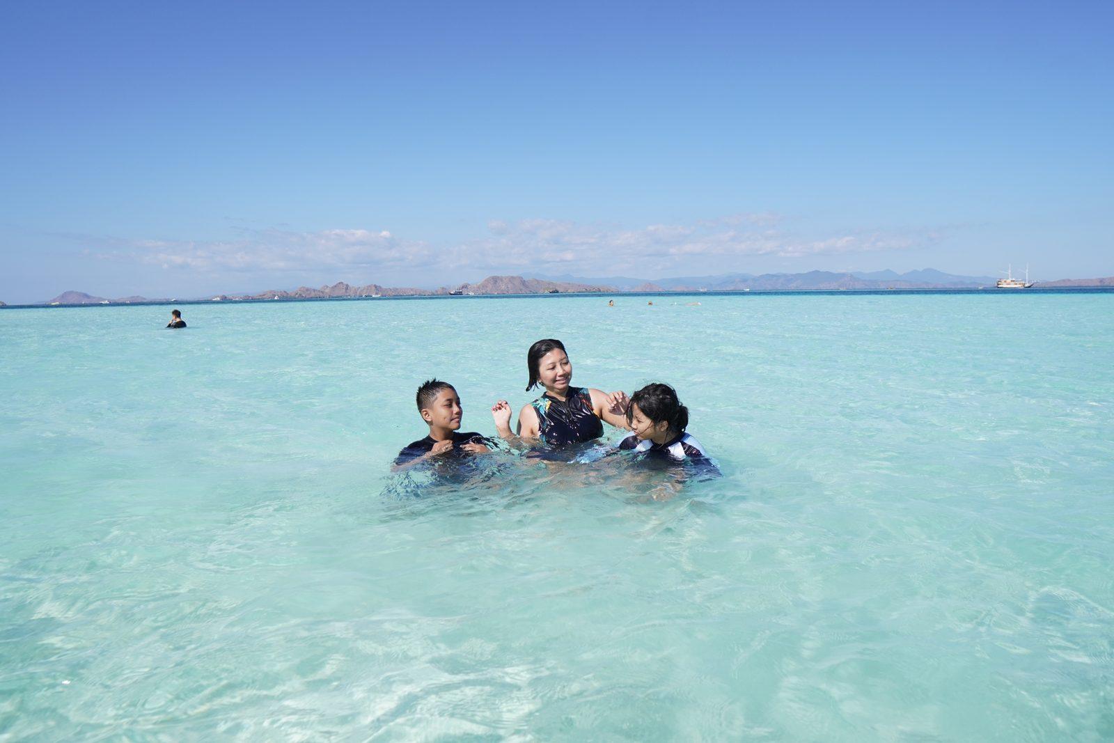塔卡马卡萨沙洲 – group swimming on white sandbar (KEXI 行程实拍)