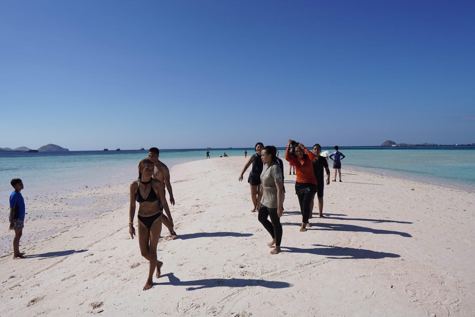 塔卡马卡萨沙洲 – group walking on white sandbar (KEXI 行程实拍)