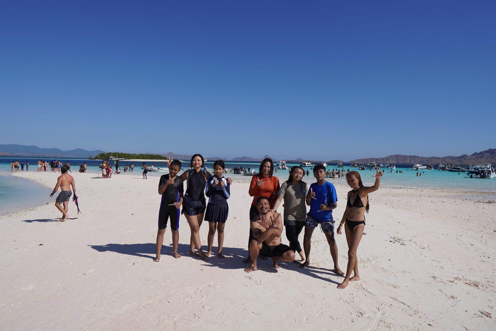 塔卡马卡萨沙洲 – group posing on white sandbar (KEXI 行程实拍)