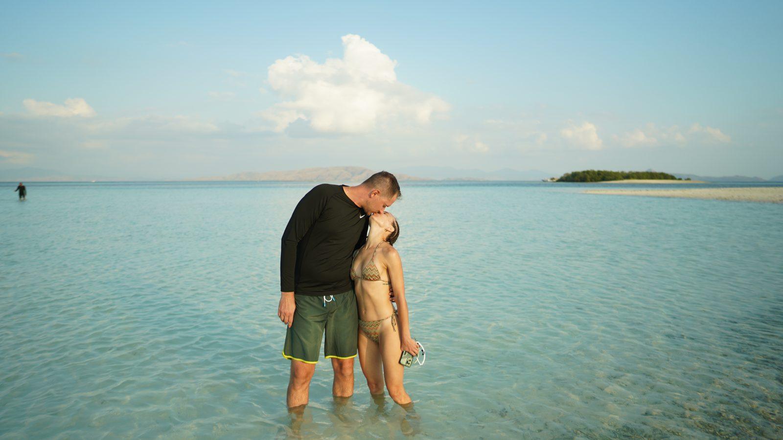 塔卡马卡萨沙洲 – couple in shallows, sandbar, islet (KEXI 行程实拍)